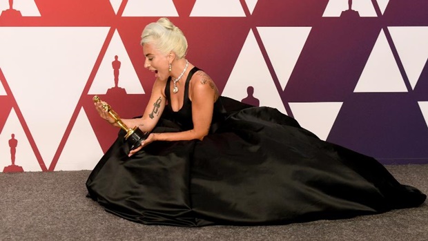 Lady Gaga admira o Oscar que ganhou de melhor canção por Shallow, de Nasce Uma Estrela