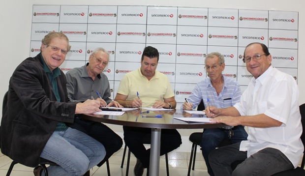 Amauri Mortágua assina o acordo com os representantes das empresas: comerciários terão ganho real
