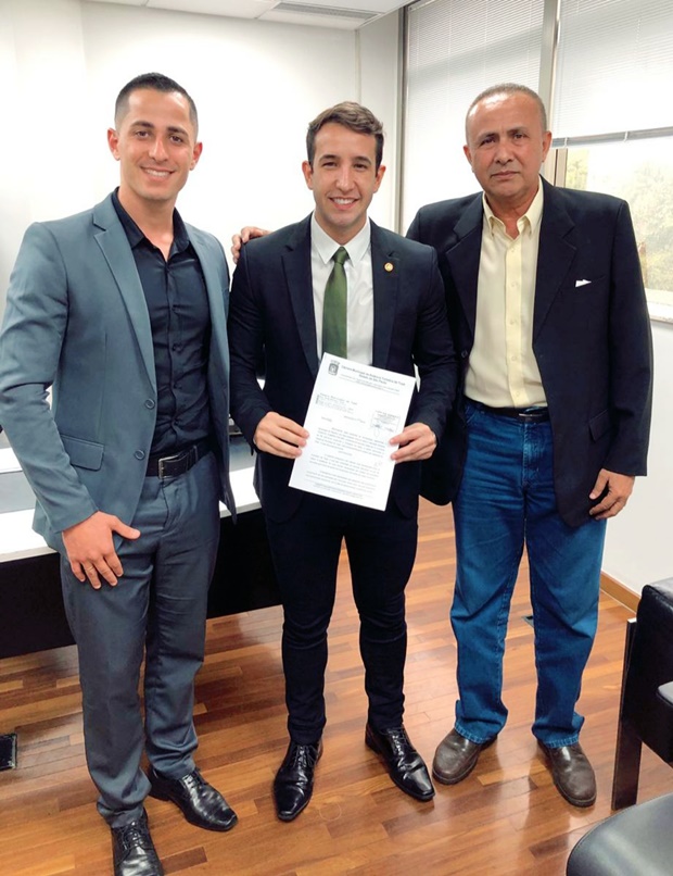 O vereador capitão Neves à direita, ao lado do deputado Tenente Coibra ao centro e do assessor parlamentar Alex Oliveira à esquerda