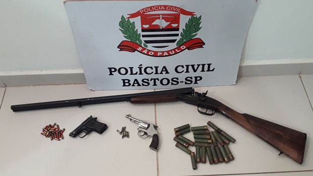 Além de espingarda, pistola e revólver, policiais apreenderam também munições