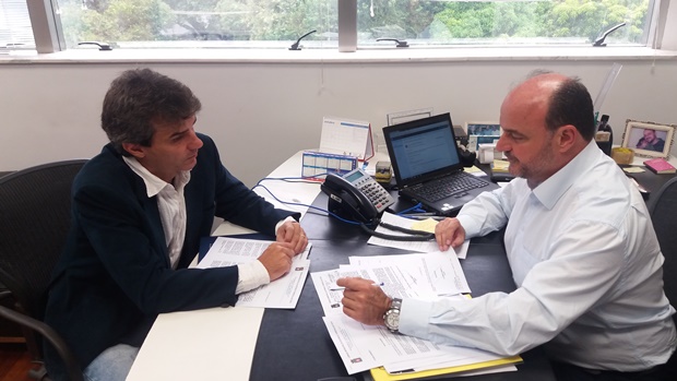 O vereador Alexandre Scombatti em reunião com o deputado Madalena: reconhecimento ao lanche tupãense.