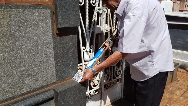 Funerária fixa QR Code em túmulos para contar história de pessoas enterradas