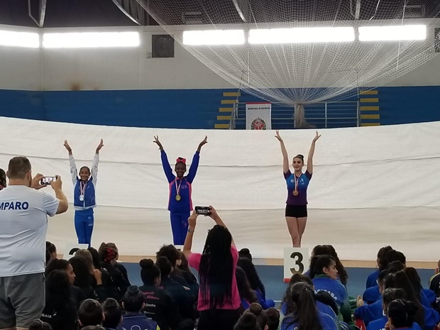 A atleta Emanuelle Ayumi competiu em quatro modalidades e conquistou a medalha de bronze na ginástica rítmica