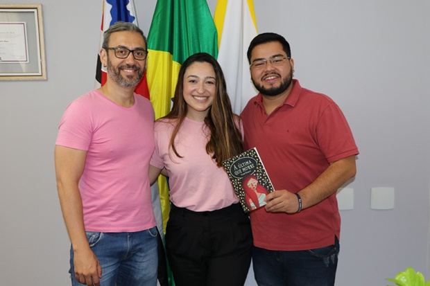 A prima de Yasmin Janaina Scacabarozzi, ao lado do vereador Charles dos Passos e do prefeito Caio Aoqui