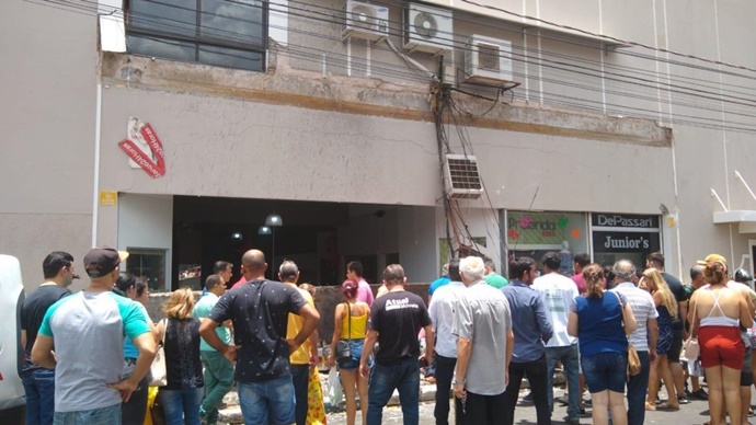 A vítima Késia Aquilino Cândido, de 18 anos, passava pela calçada quando a marquise caiu. Ela não resistiu aos ferimentos e acabou morrendo.