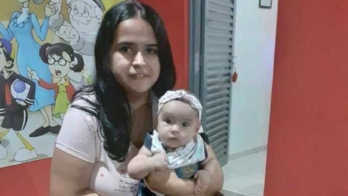 Natacha Aparecida dos Santos Pires, 22 anos, e Alicia Santos de Oliveira Santos, 5 meses, eram mãe e filha e estavam em um carro que bateu transversalmente contra outro, que escoltava um caminhão.
