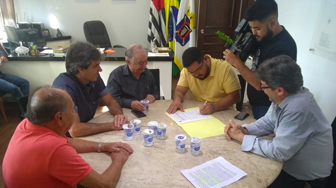 O prefeito Caio Aoqui sancionou nesta terça-feira (10) lei que autoriza a celebração de convênio com o Centro do Professorado Paulista (CPP).