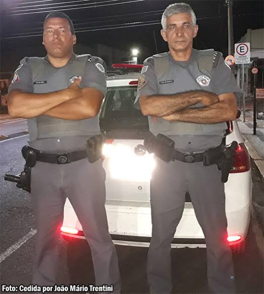 Na foto, Cabo Urias à esquerda e Sargento Moreno à direita