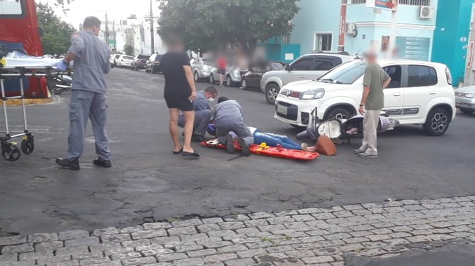 Mulher fica ferida após acidente de entre carro e moto em Tupã