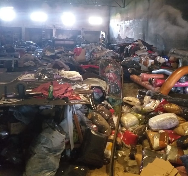 Incêndio atinge parte de fábrica de bordados em Ibitinga — Foto: Arquivo pessoal