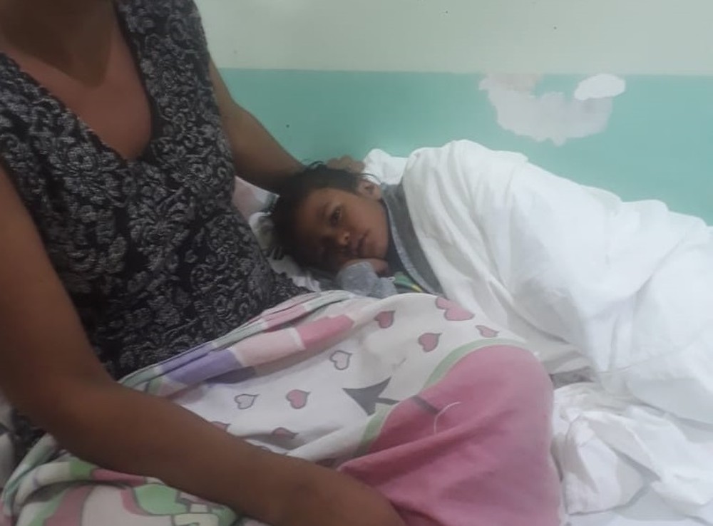 Ana Vitória no colo da mãe no hospital — Foto: Rosilete de Souza/Arquivo Pessoal