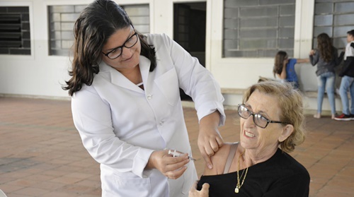 População deve manter cartão de vacina atualizado