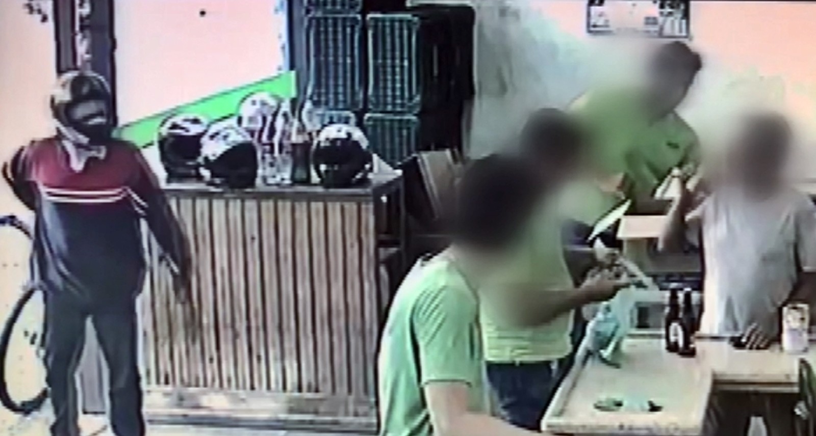 Homem anuncia assalto, mas é ignorado por vítimas e desiste do crime em MG — Foto: Reprodução EPTV