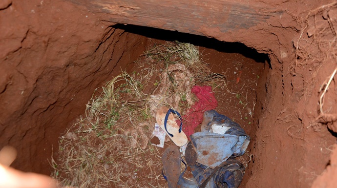 Roupas são vistas na entrada de um túnel na prisão de Pedro Juan Caballero, no Paraguai, por onde dezenas de presos fugiram na manhã deste domingo (19) — Foto: Marciano Candia/AP