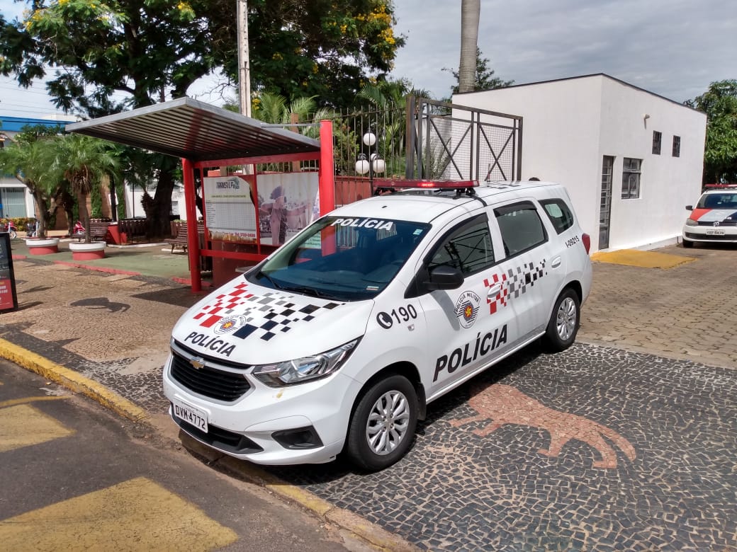 PM prende em flagrante jovem destruindo lâmpadas de praça em Tupã
