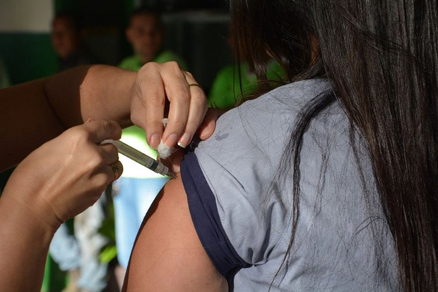 Público-alvo (5 a 19 anos) deve comparecer aos postos de saúde para verificação da caderneta de vacinação