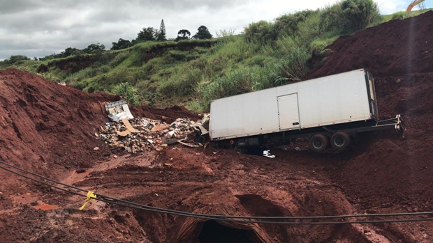 Motorista foi socorrido em estado grave depois de cair na cratera em Botucatu