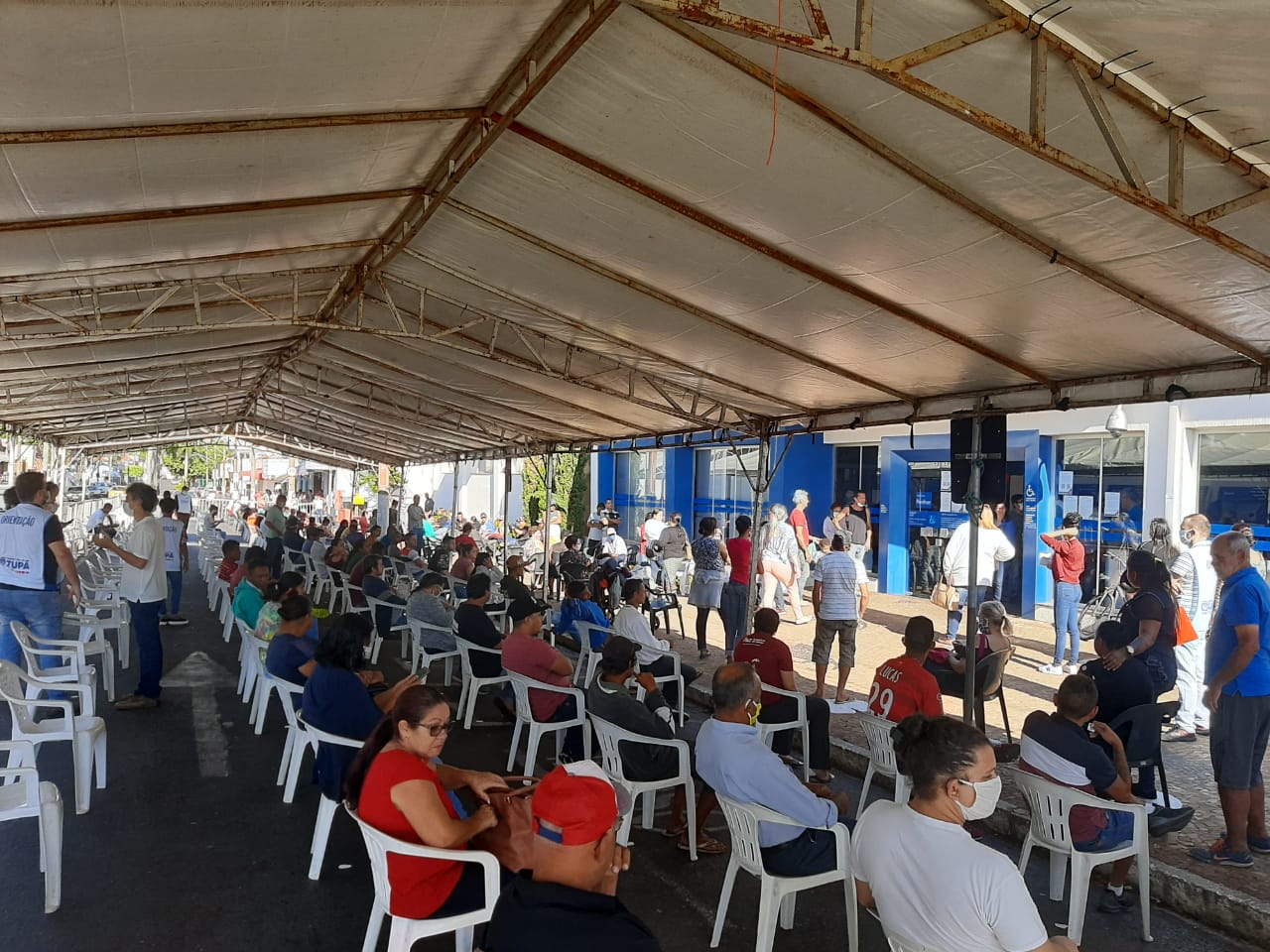 Prefeitura monta tendas para atendimento na Caixa Econômica Federal/Foto: Redes sociais