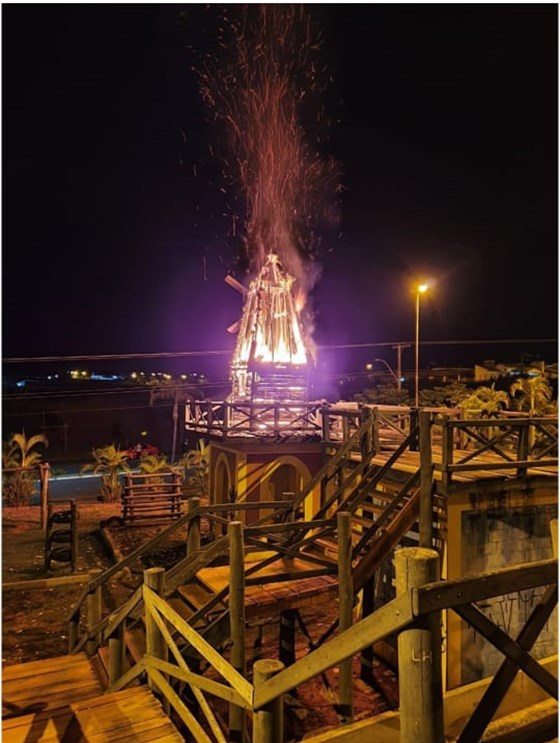 Vândalos atearam fogo em parte da estrutura do castelo de madeira do parquinho.
