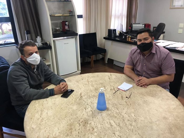 O prefeito Caio Aoqui comemorou os resultados dos testes ao lado do presidente Zeca Ruiz.
