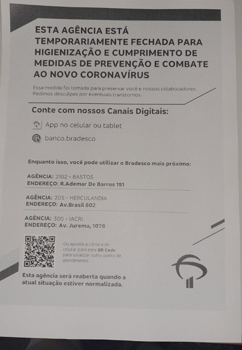 Cartaz fixado no banco informação a interdição do prédio.