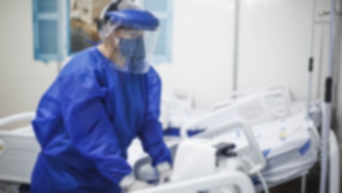 Médica com Covid-19 deixou o isolamento para buscar atendimento em agência bancária.
