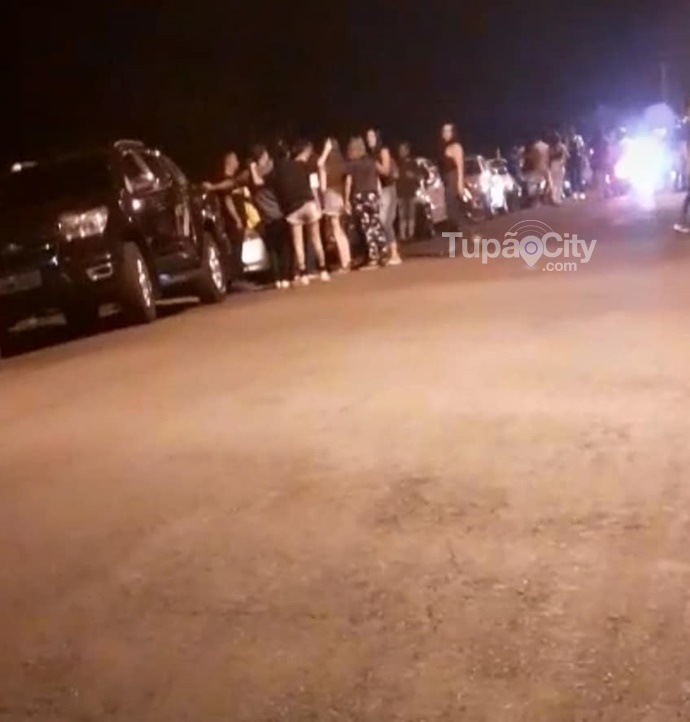 Aglomeração na Rua Estados Unidos neste sábado (19).