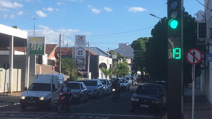 Justiça Eleitoral mandou restabelecer tempo de semáforos em Dracena — Foto: Carlos Volpi/TV Fronteira