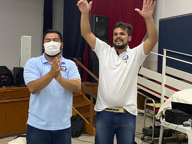 Caio e Renan comemoram a vitória com apoiadores no Kaikãn