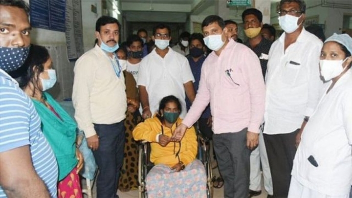 Até agora, exames descartaram relação entre covid-19 e onda de hospitalizações na Índia — Foto: BBC