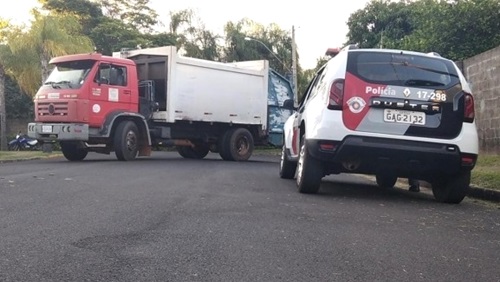 Ocorrência envolvendo o coletor de lixo foi registrada pela Polícia Militar. Polícia Científica também foi acionada para perícia no local .