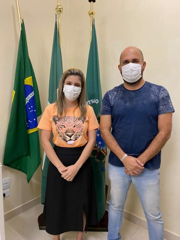 Prefeito Rodrigo ao lado da vice Rosana prestam contas à população.
