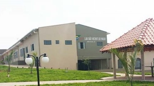 Todos os 12 idosos que apresentaram sintomas  foram submetidos a exames.