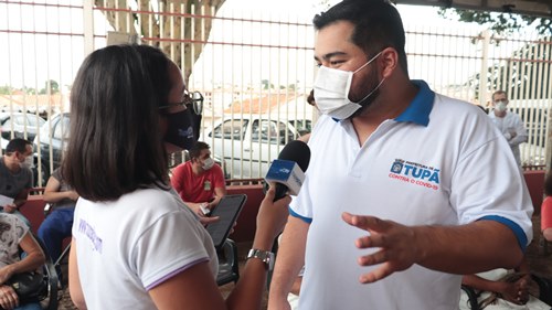 Entrevista do prefeito Caio Aoqui durante a cerimônia de vacinação da quarta-feira (20). Foto: Maria Ritta Castilho.