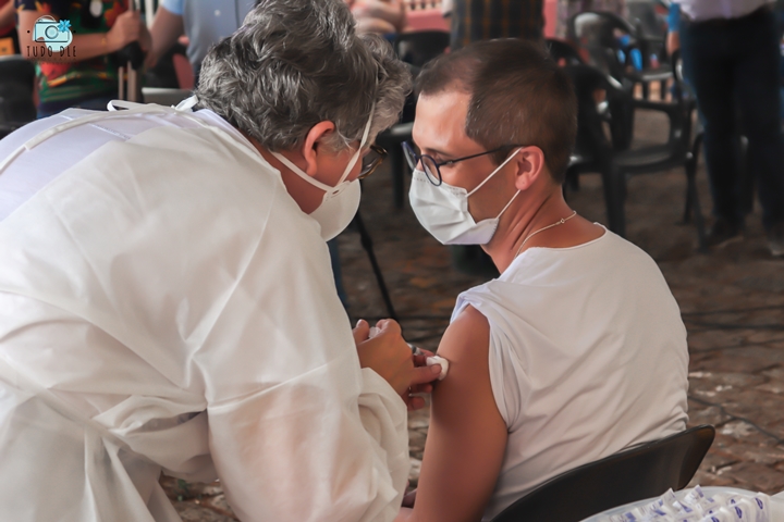 Por que não usam luvas para aplicar a vacina contra Covid-19?. Foto: Maria Ritta Castilho.