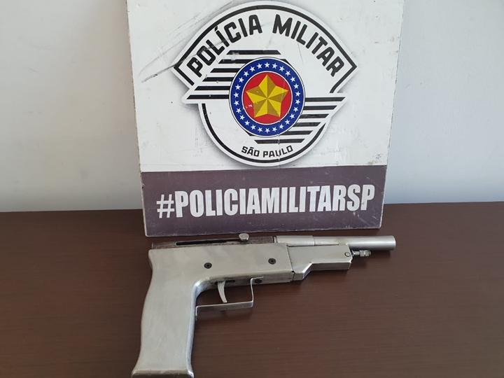 Arma apreendida.