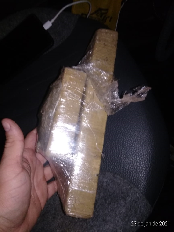 Tijolos de maconha encontrados sob o banco do veículo.