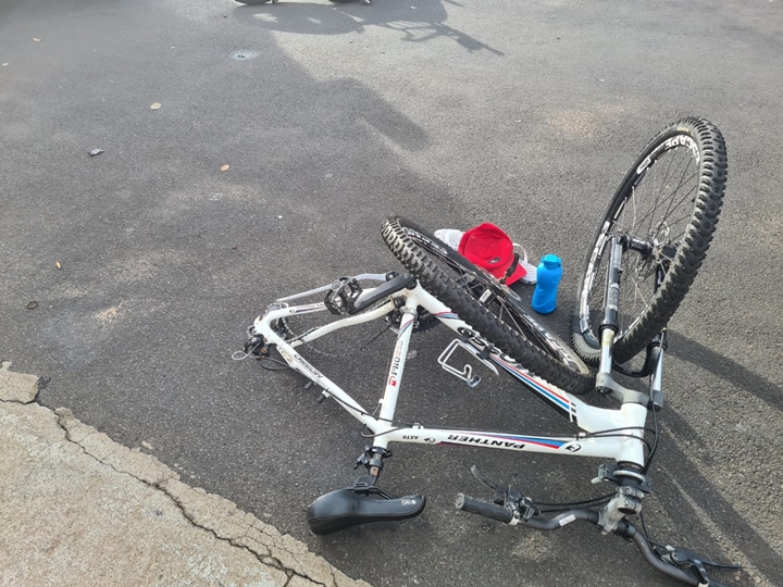 Ciclista fica ferido após acidente entre moto e bicicleta