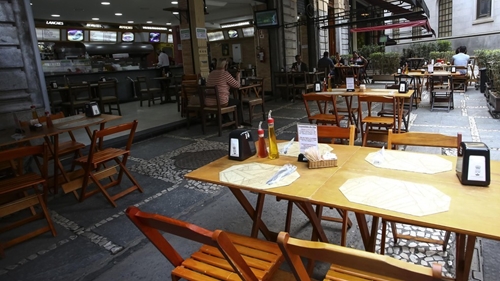 Bares e restaurantes com mesas na calçada na região central de São Paulo durante a pandemia de Covid-19 - Foto: Newton Menezes/Futura Press/Estadão Conteúdo.
