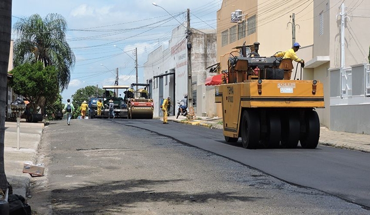 No momento, os trabalhos de recapeamento acontecem na Rua Joaquim Abarca, região central.