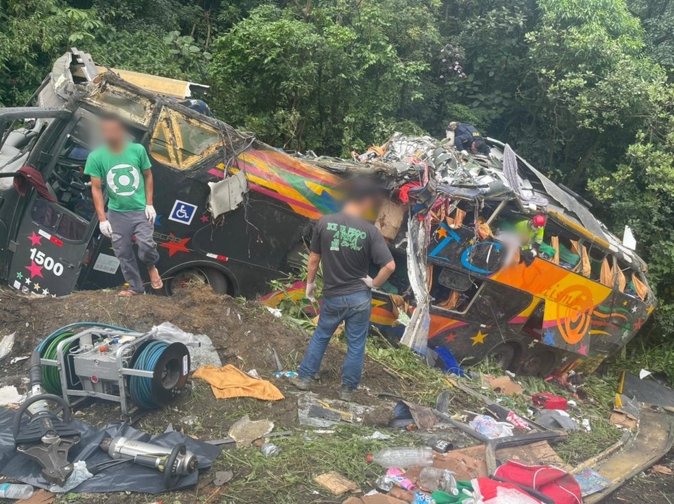 Ônibus saiu da pista e tombou, em Guaratuba, no Paraná - Foto: Arquivo pessoal/Juliano Neitzke.