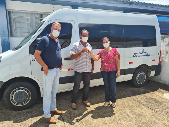 Casa Abrace ganha novo veículo para transportar crianças atendidas.