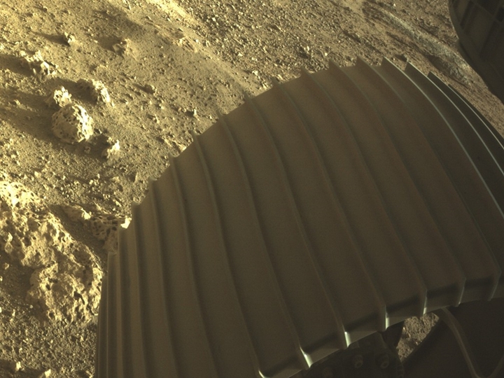 Uma das rodas do robô Perseverance, da Nasa, tocando o solo de Marte. ? Foto: NASA