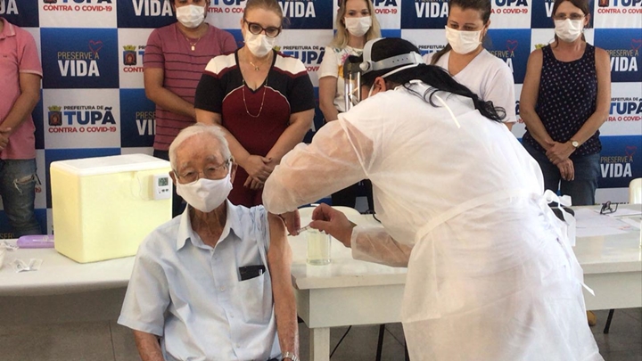 Idosos continuam sem previsão concreta para receber segunda dose da vacina contra covid-19. Foto Ilustrativa.