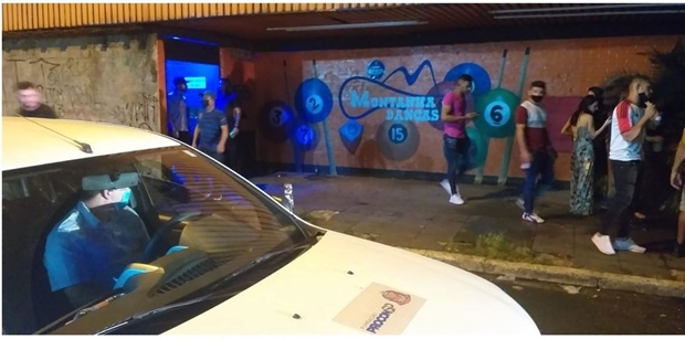 Fiscais do Procon vistoriam na madrugada deste domingo (28) estabelecimentos que descumpriram a restrição de circulação determinada pelo governo de São Paulo das 23h às 5h.  — Foto: Divulgação/Governo de São Paulo