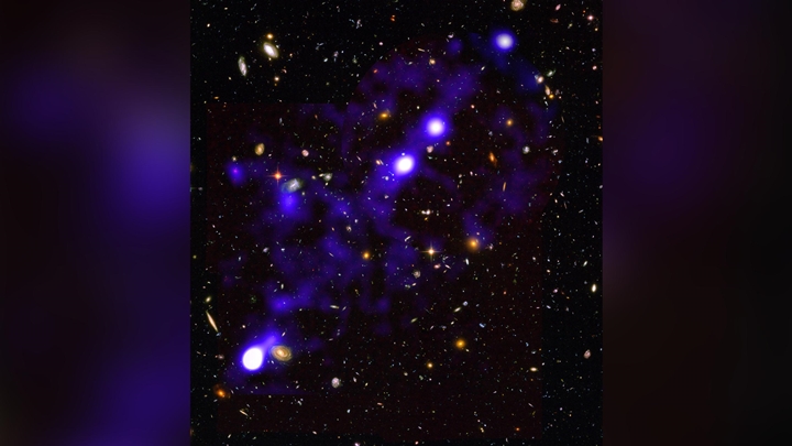Um dos filamentos de hidrogênio (em azul) descobertos pelo MUSE no Hubble Ultra-Deep Field - Foto: Roland Bacon/David Mary/ESO/Nasa