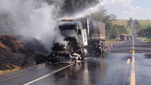 Caminhão pega fogo enquanto transitava pela SP-425 em Parapuã.  (Foto Cristiano Nascimento/ CNNEWS).