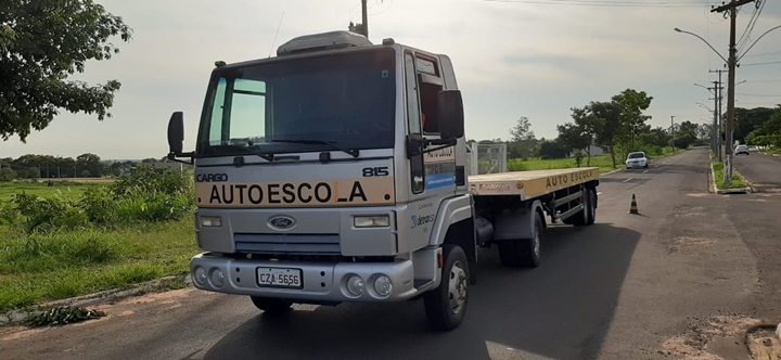 AutoEscola Brasil é a única do município que oferece habilitação para carreta (Categoria E).