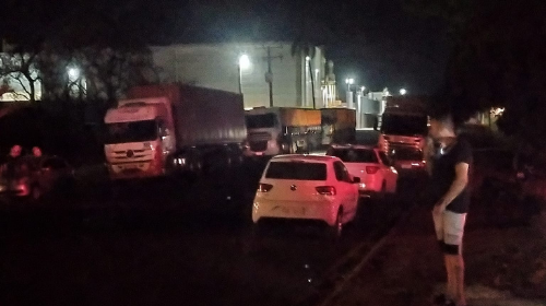 Caminhoneiros iniciam paralisação no trevo do 3º distrito industrial de Tupã - Foto Redes Sociais Pena Castro.