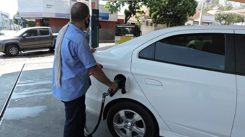 Motorista já gasta R$ 300,00 para encher o tanque com gasolina em Tupã - (Reprodução/Diário Tupã)